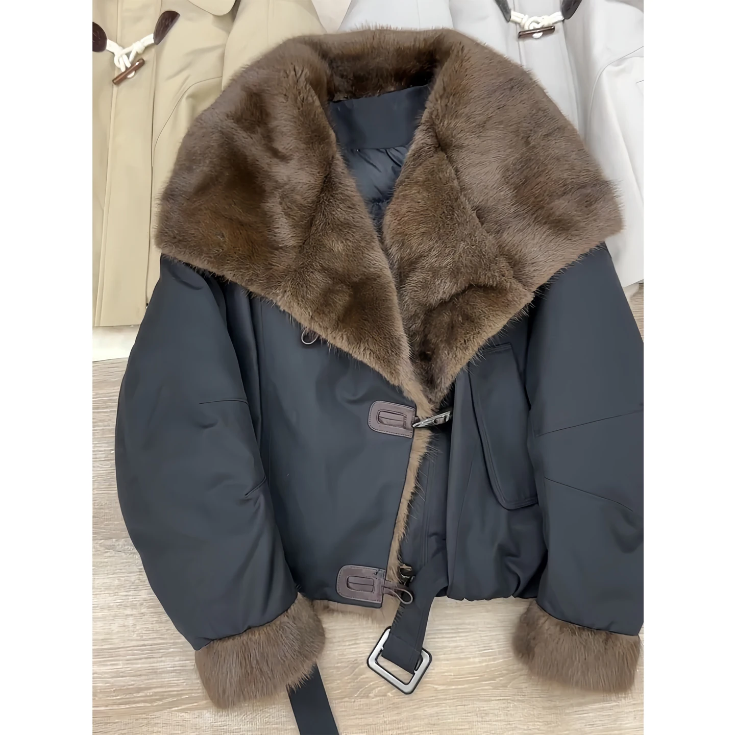 أزياء المرأة الخريف الشتاء أسفل معطف يندبروف الدافئة سترة منفوخة الإناث للماء رشاقته ريشة وهمية الثعلب الفراء طوق