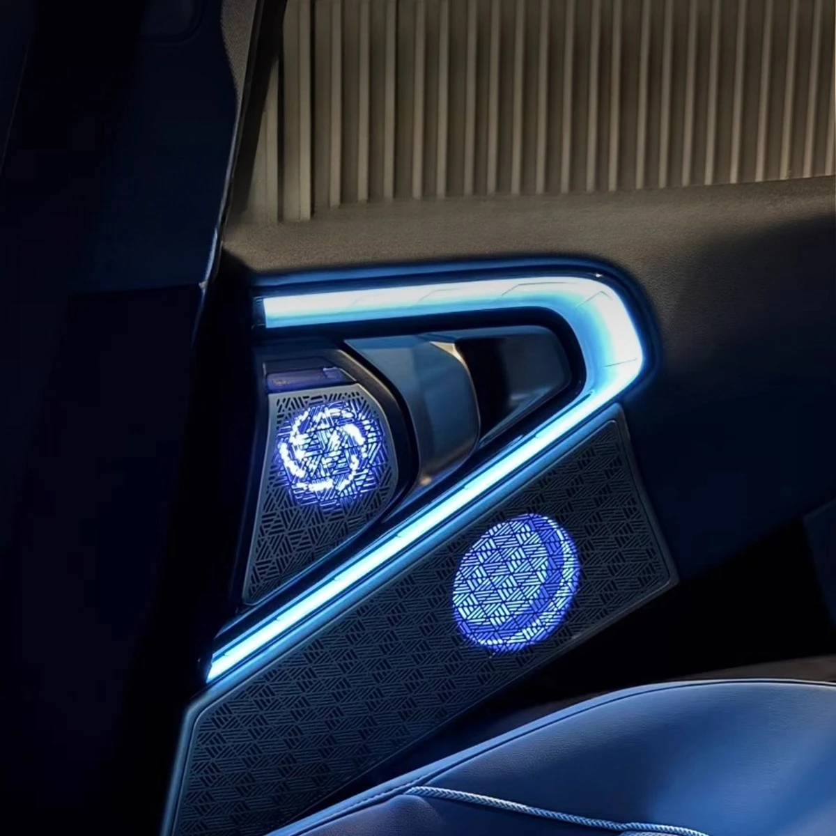 

Для BMW X3 2025 2026, светящаяся крышка среднего тона, крышка дверного динамика с атмосферным освещением, модификация, аксессуары