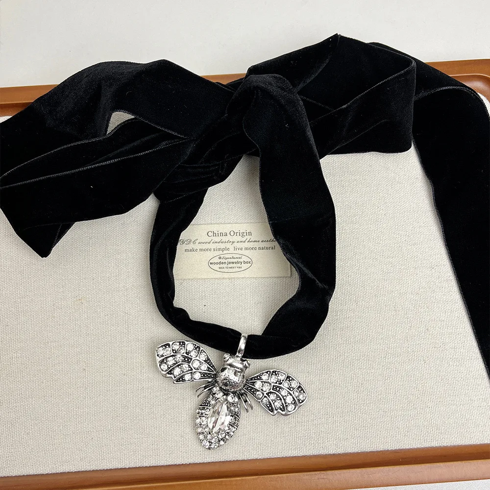 Vintage Crystal Bee Pendant Long Black Velvet Necklace for Women Girls Autumn Winter Sweater Chain Fashion Accessories Jewelry