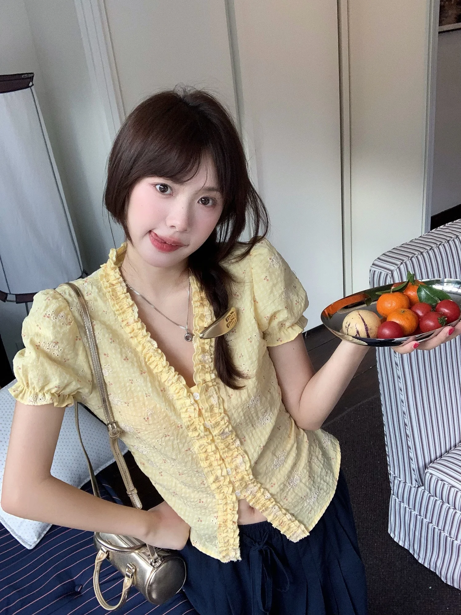 

Женская блузка Sweet Style с V-образным вырезом, короткими рукавами-крылышками, цветочной вышивкой и кружевом, из хлопка, дышащая, приталенного кроя «Принцесса»