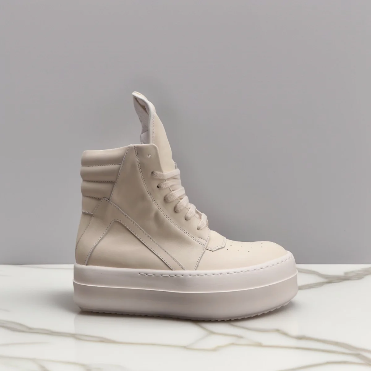 أحذية جلدية كاجوال للرجال أحذية نسائية عالية الجودة برباط علوي أحذية رياضية فاخرة باللون الأسود والأبيض للخريف