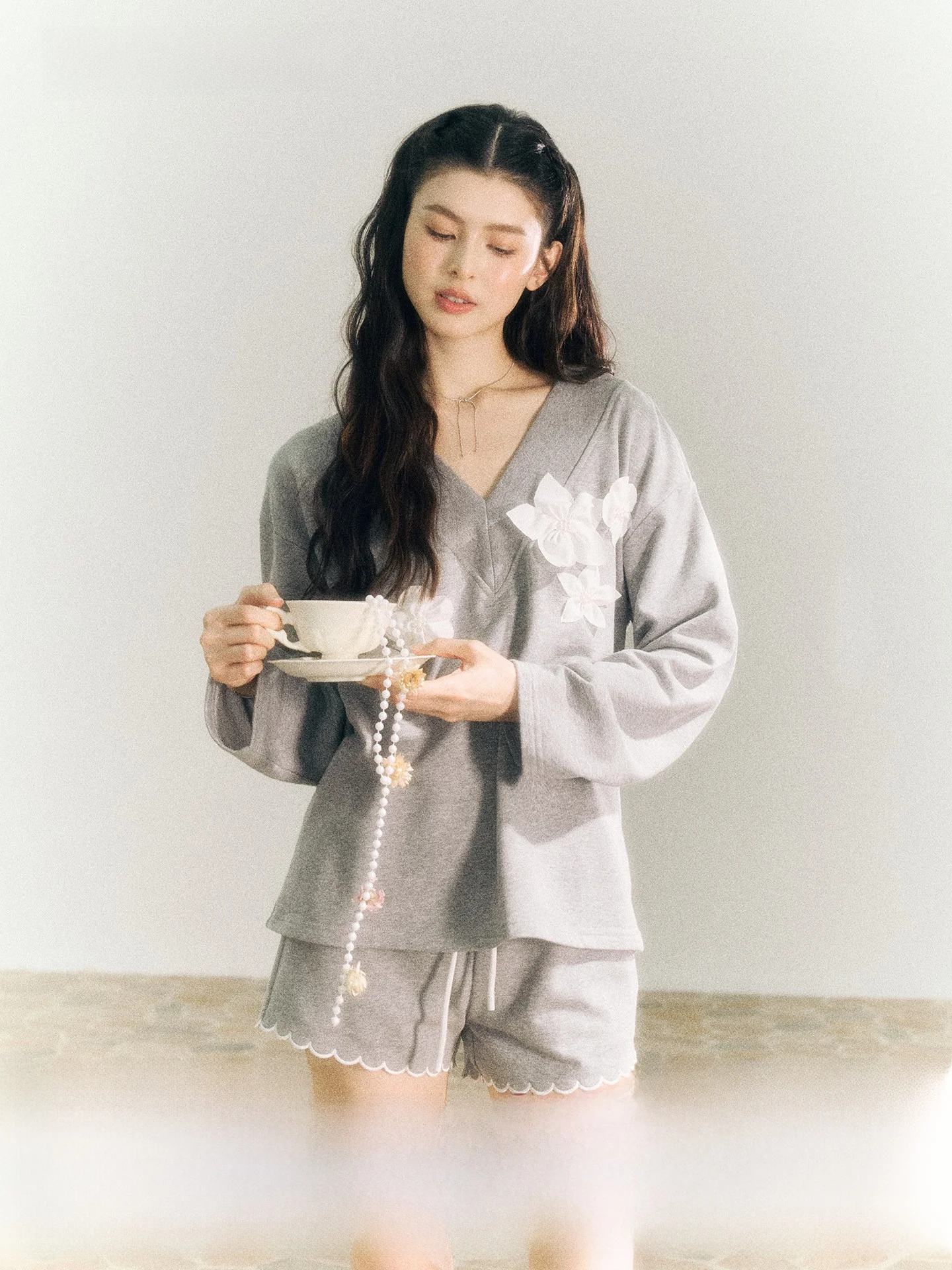 

Комплект SereneEase: Оригинальный вышитый свитшот ручной работы и дышащая хлопковая футболка с V-образным вырезом, свободный крой, с цветочным узором, повседневный, из двух предметов