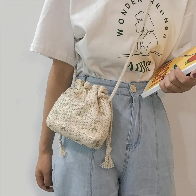Fashion Small Shoulder Bags Women Drawstring Straw Beach Bags Flower Embroidery Bags Ladies Lace Crossbody Handbags for Travel