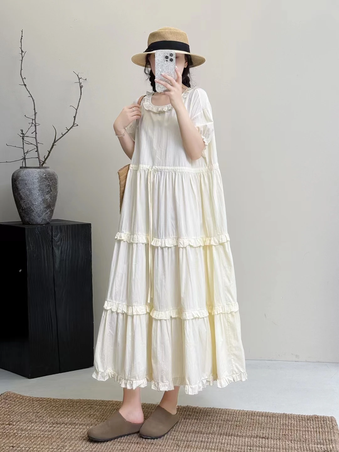 

Нежное женское платье из чистого хлопка с рюшами на воротнике, пэчворком, завязками на талии, многоярусной юбкой, свободного кроя, универсальное, с эффектом омоложения