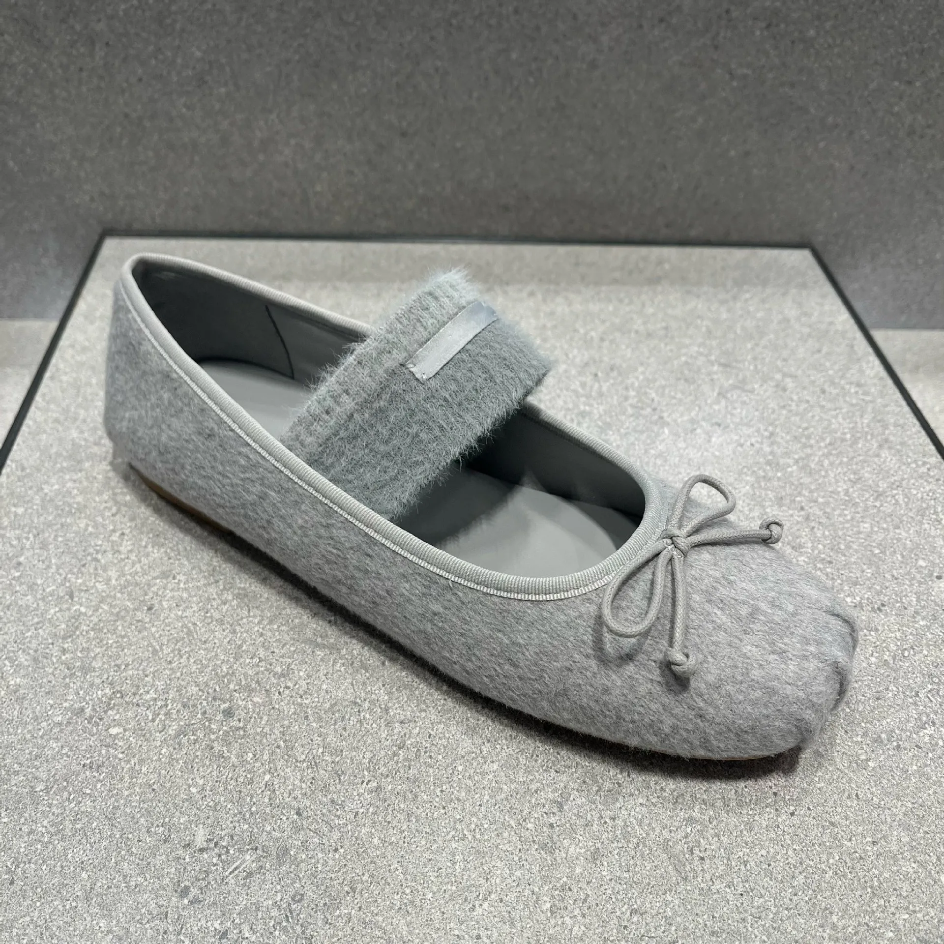 مطاطا الفراء الفرقة الباليه أحذية امرأة 2025 ربطة فروي أحذية مسطحة السيدات ماري جينس ساحة خنزير تو المتسكعون الباليه الإناث #3