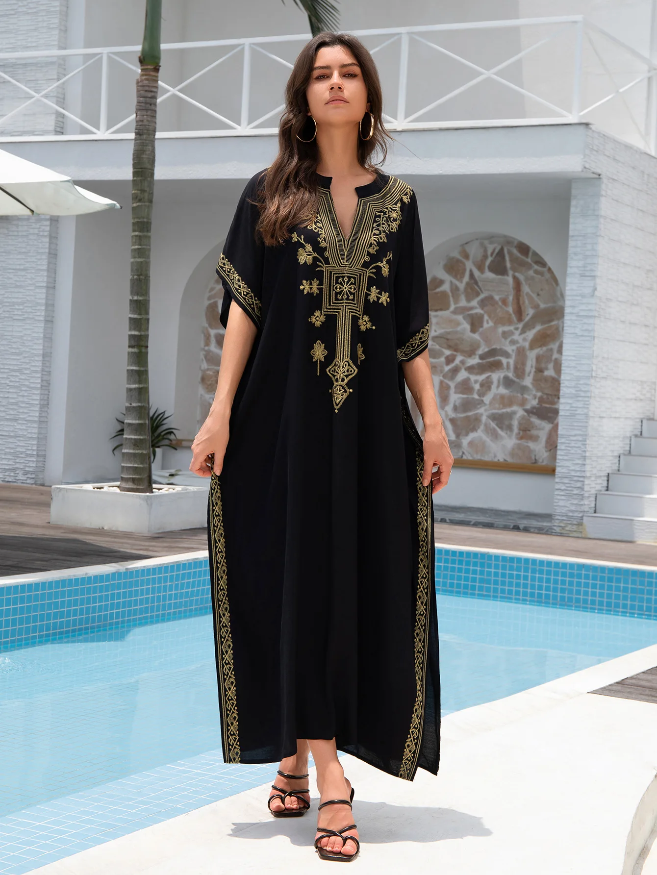 فساتين قفطان طويلة مطرزة باللون الذهبي ورقبة على شكل حرف V فستان قفطان لتغطية الشاطئ للنساء مطرز