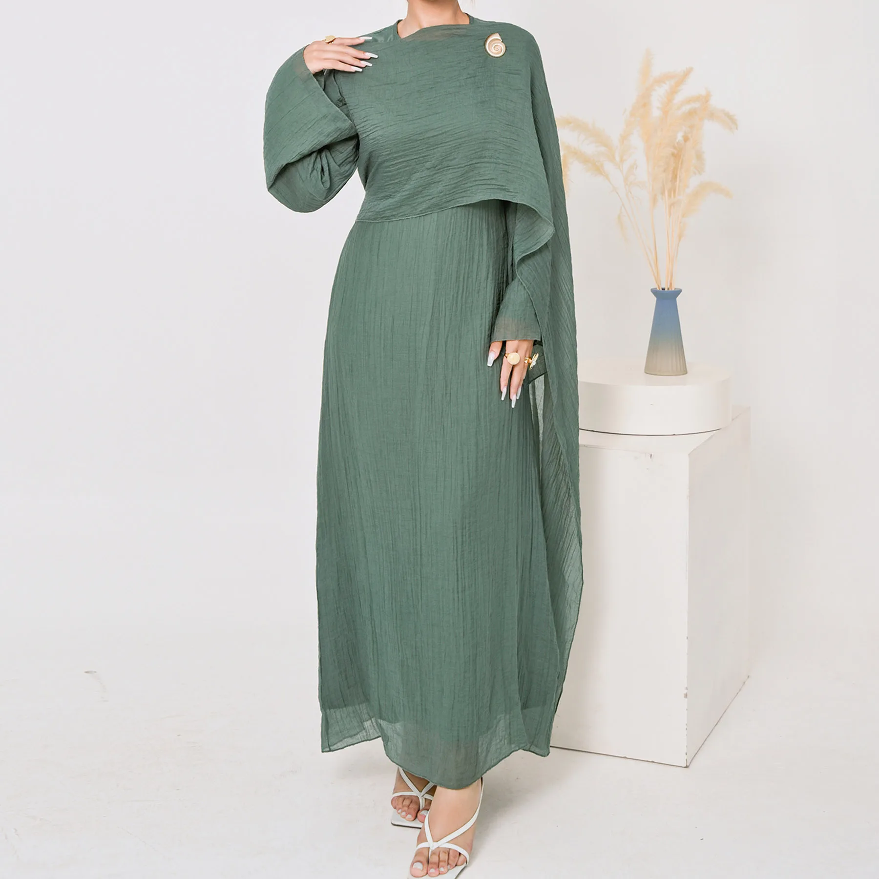 

Элегантное мусульманское платье-абайя для женщин: приталенный крой, фиксированный длинный платок, встроенный пояс, декоративная булавка. Исламская одежда для Хиджаби на Рамадан и Ид