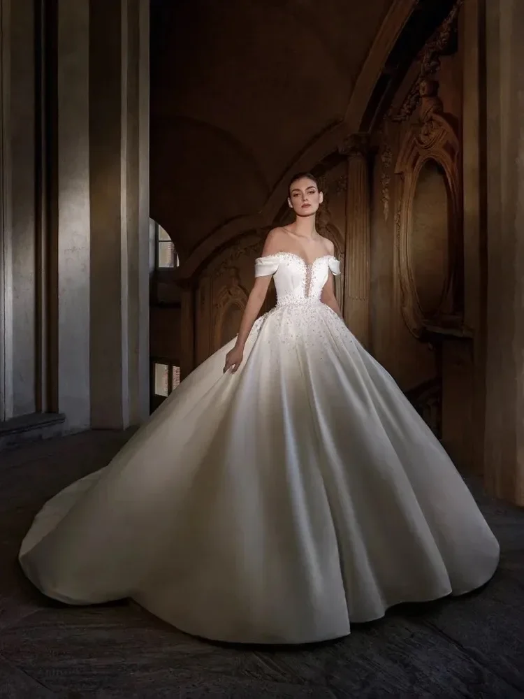 Abiti da sposa con perle scintillanti bianche di lusso personalizzate con spalle scoperte Abiti da sposa con scollo a cuore senza schienale Vestido De Noiva