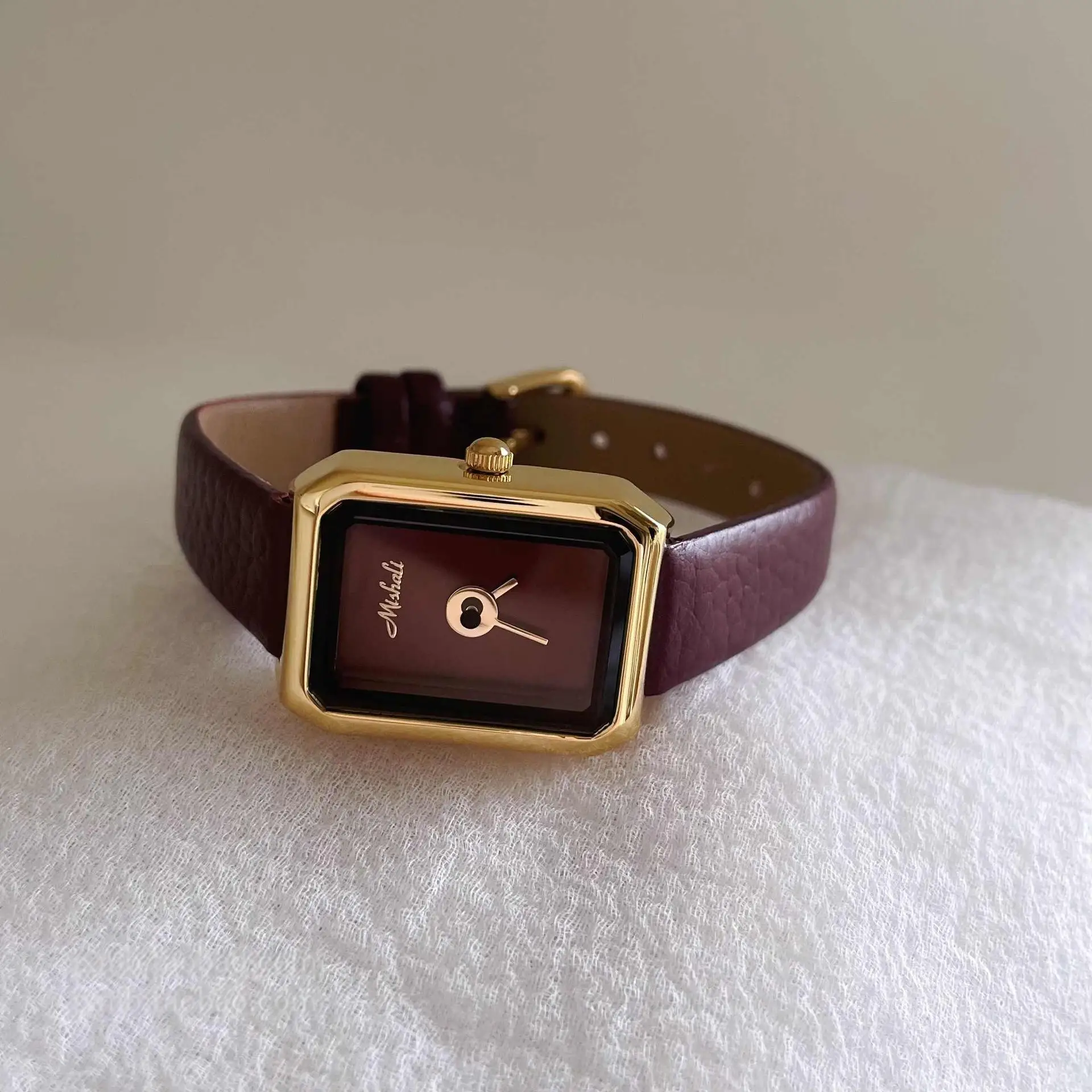

New BurgundyMinimalistCreativeLeatherStrapSmallSquare RetroStyle Women'S WatchElegant And SophisticatedA Perfect Gift For Women.
