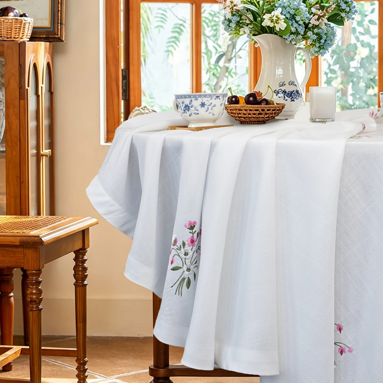 Bestickte Runde Tischdecke 69 Zoll - Weiße Blumenmuster Hohlsaum Kunstleinen Polyester Tischdecke für Esszimmer Hochzeit Party – Detail 4