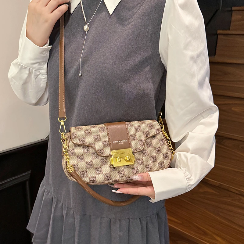 

Fashionable Crossbody Bag with Vintage Flair, Unique Letter Logo Design for Women, Solid Color Leather and Trendy Casual Look