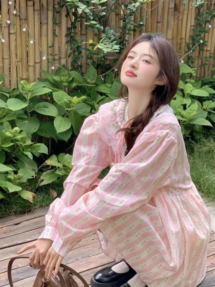 Abito a maniche lunghe oversize chic stile coreano Estate 2025 Mini abiti corti ricamati con fiori per bambole dolci allentati delle nuove donne