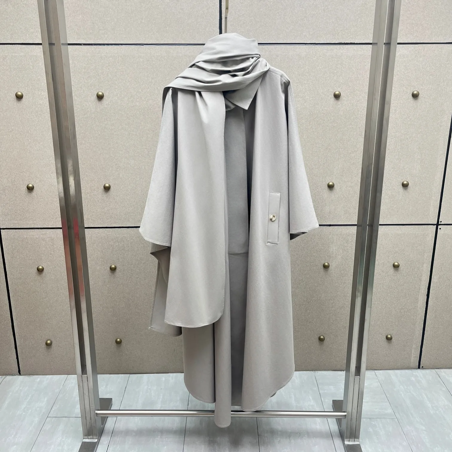 2026 Elegant Lapel Cape Trench Coat – Oversized Wool-Blend Cloak Coat with Detachable Scarf & Gold Button Detail in Light Grey