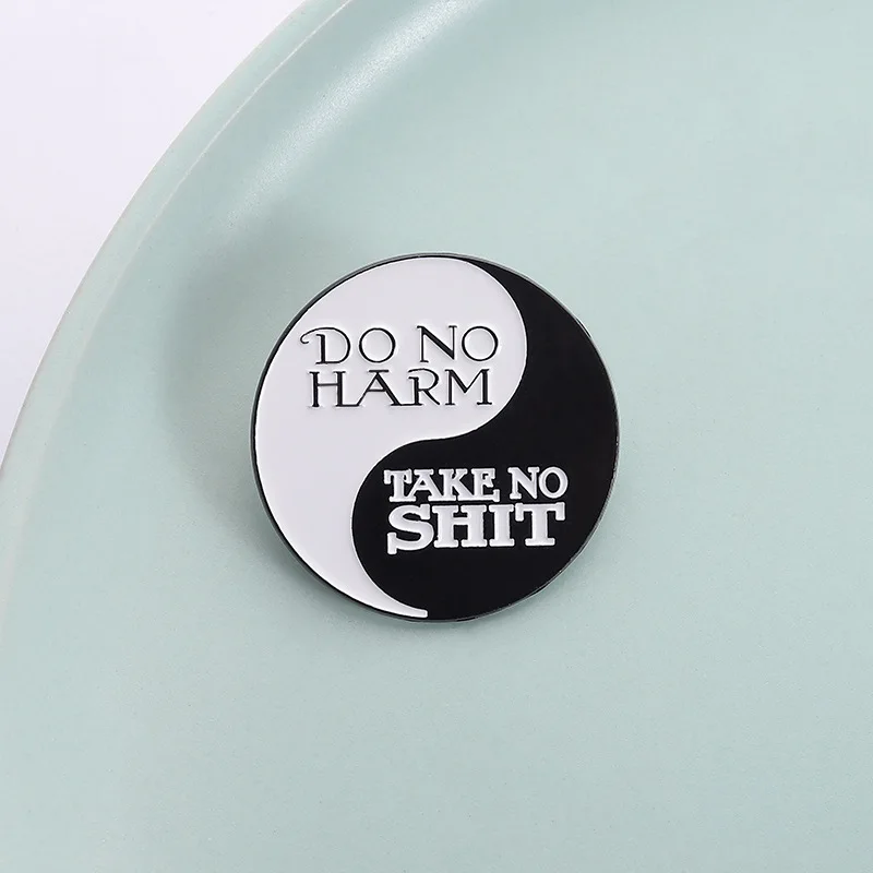 Spilla modello Tai Chi Bagua in bianco e nero, creativa, versatile, con stemma rotondo, lettere parodia, distintivo in metallo, accessori per zaino superiore