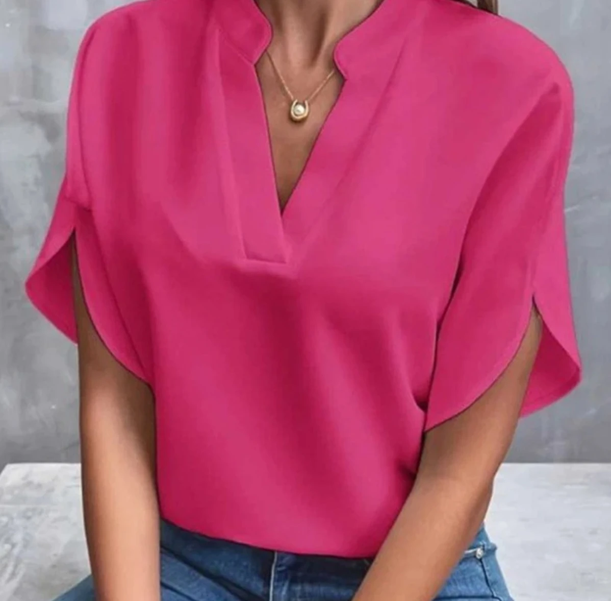女性用新作夏物無地シャツ レディースカジュアル半袖Vネックルーズシャツ 女性ファッションプルオーバートップス