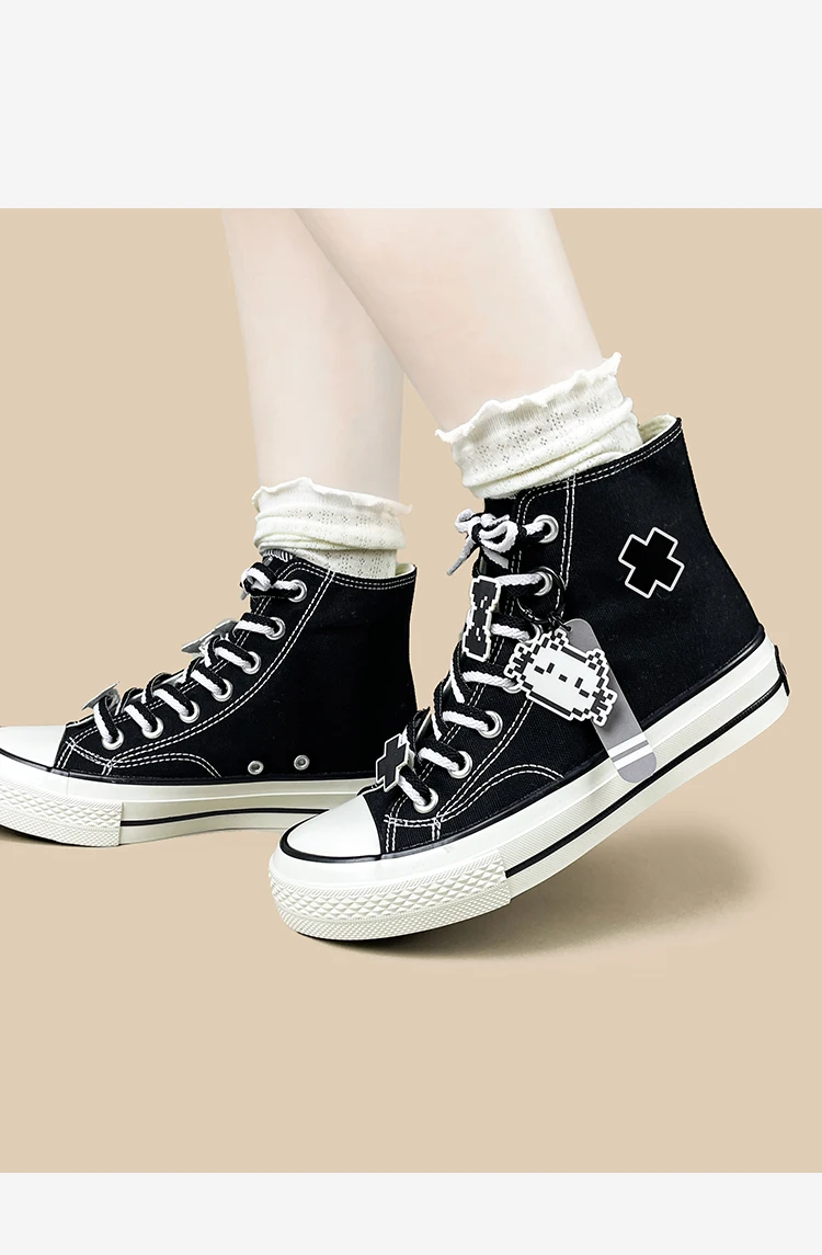 Amy und Michael: Süße High-Top-Sneaker aus schwarzem Canvas für Mädchen – Niedliche, lässige Anime-Schuhe, bezaubernde vulkanisierte Damenschuhe – Detail 6