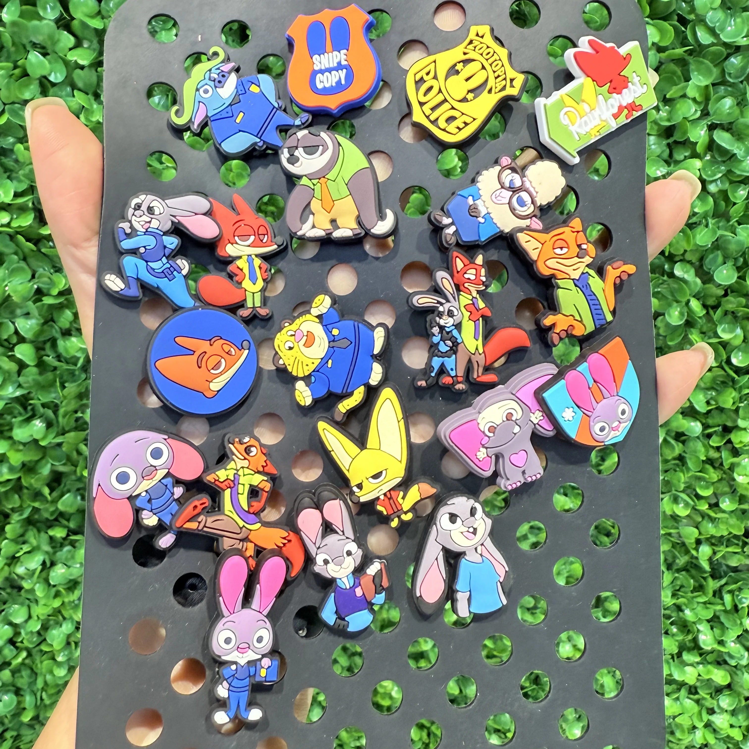 1-20-шт-мультфильм-Диснея-Зверополис-Джуди-Хоппс-ПВХ-садовая-обувь-кнопки-подвески-детские-пряжки-аксессуары-для-браслета-чехол-для-телефона