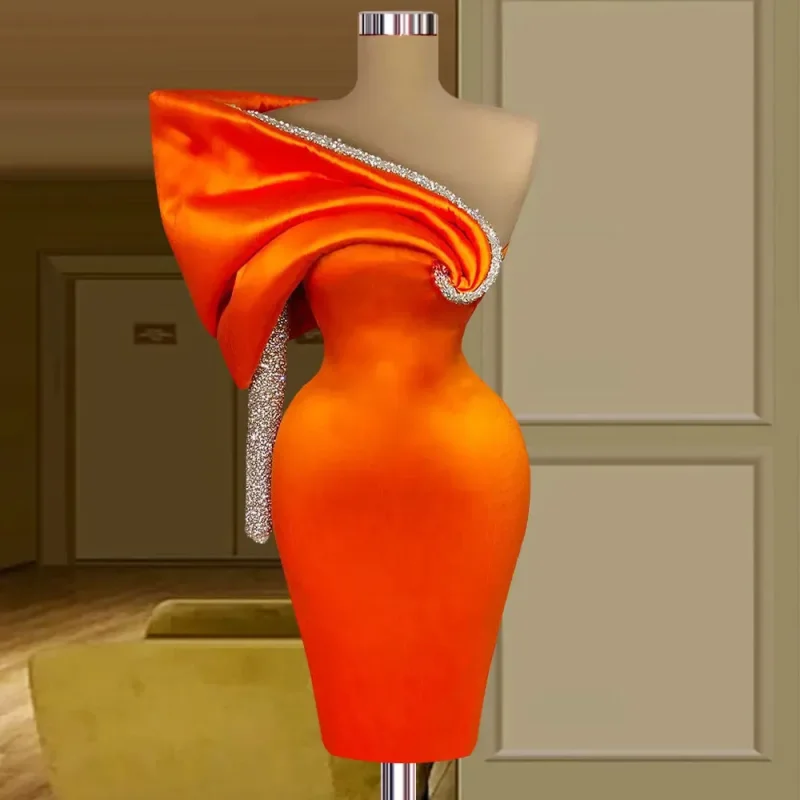 Schickes Design eine Schulter orange kurze Meerjungfrau Ballkleider Mini funkelnde Perlen Vestidos de Cocktail Satin Party kleider benutzer definierte