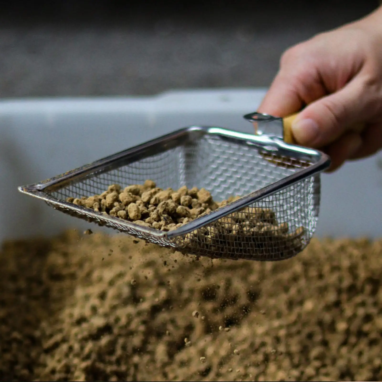 Soil Sifter 2.8mm Hole Stainless Steel Rust Proof Soil Sieve Garden Fertilizer Sifter Shovel For Outdoor Yard Beach Farm Garden
