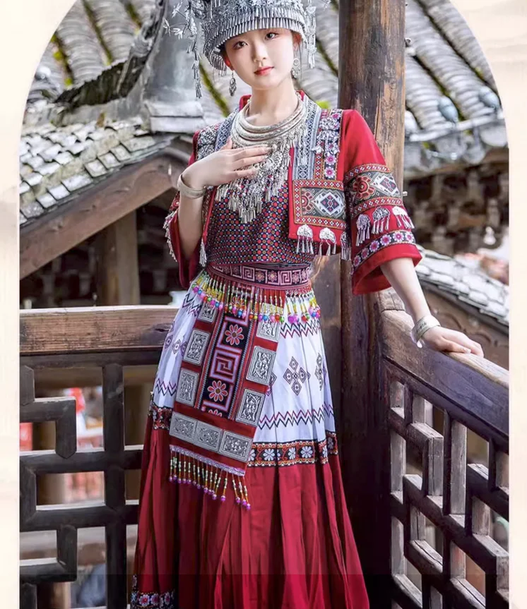 

Classical Dance Costume Miao Girls Dress up and Take Photos of Their Best Friends during Travel