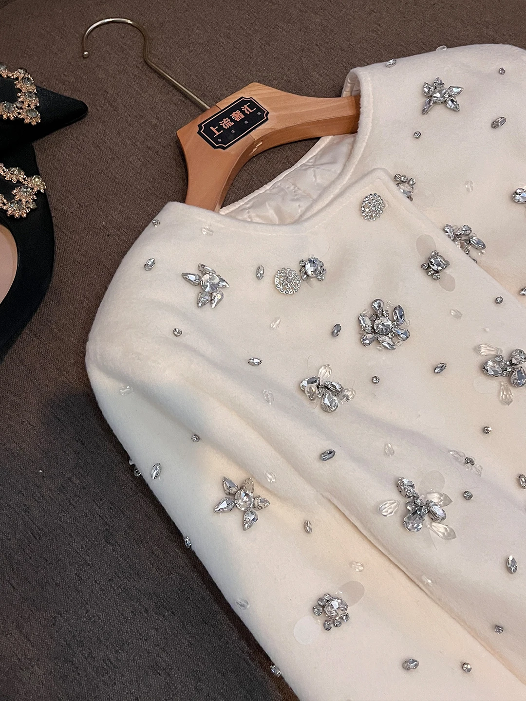 เสื้อคลุมผ้าโพลีเอสเตอร์หรูหราสไตล์ลำลองสำหรับผู้หญิง ประดับมุกอย่างดี รุ่นใหม่ประจำฤดูหนาวปี 2025