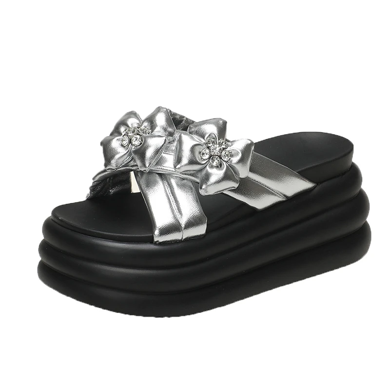 

Женские тапочки на высокой платформе, кожаные сандалии на танкетке с открытым носком, новые летние женские пляжные шлепанцы с мягкой толстой подошвой 8 см