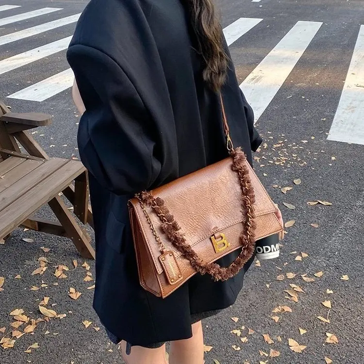 

Retro Fashionable Large-capacity Handbag, Fashionable Underarm Women's Bag, Simple Commuting Versatile Messenger Bag