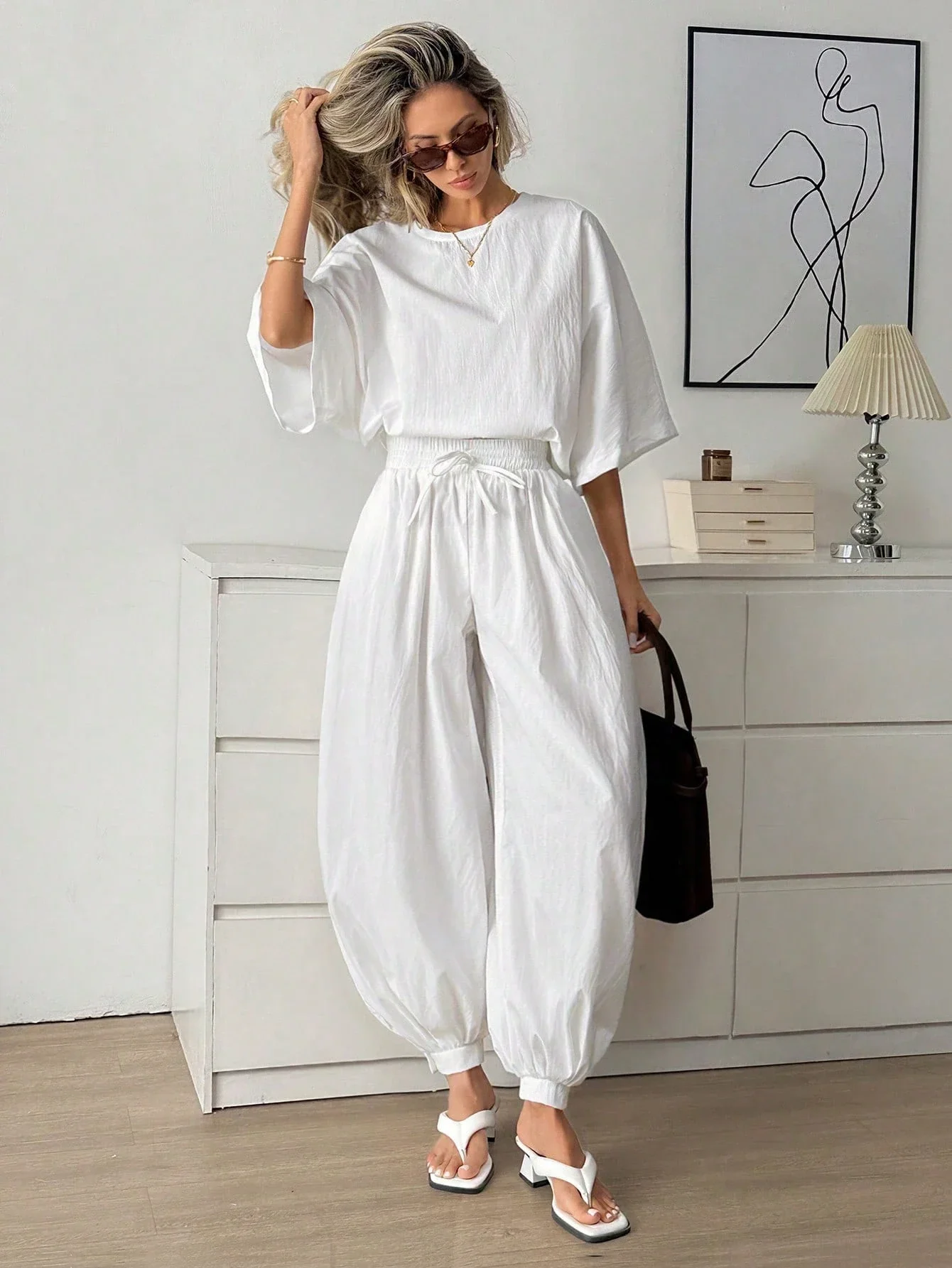 

Женский комплект из двух предметов: топ с круглым вырезом и свободными рукавами и широкие брюки, однотонный, повседневный летний наряд