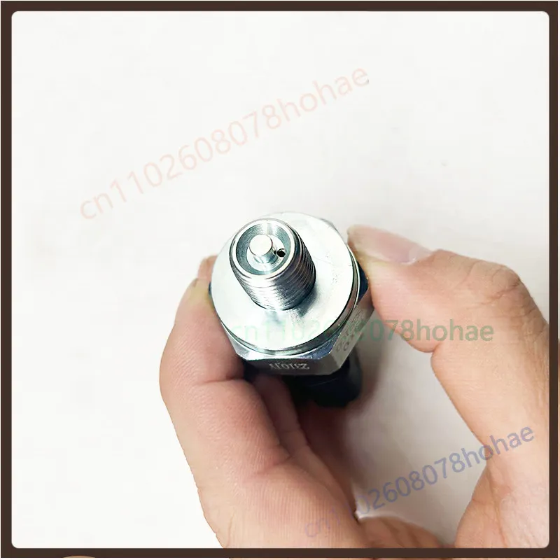 For Yuchai YC6 Oil Pressure Sensor FGFYA‑J3D00‑38231G0 Engine Oil Pressure Induction Plug