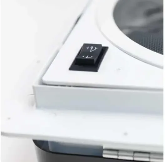 RV-Dachentlüftungsventilator. Integrierter Thermostat. Der Halbleiter-Regensensor kann manuell gesteuert werden. Handknopf oder steuern am Entlüftungsgehäuse