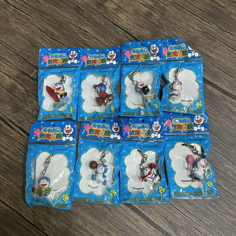 Llavero de resina de la serie deportiva de Doraemon de anime, diseño de tenis de mesa y patineta, colgante para mochila de pareja, juguete de colección, regalo