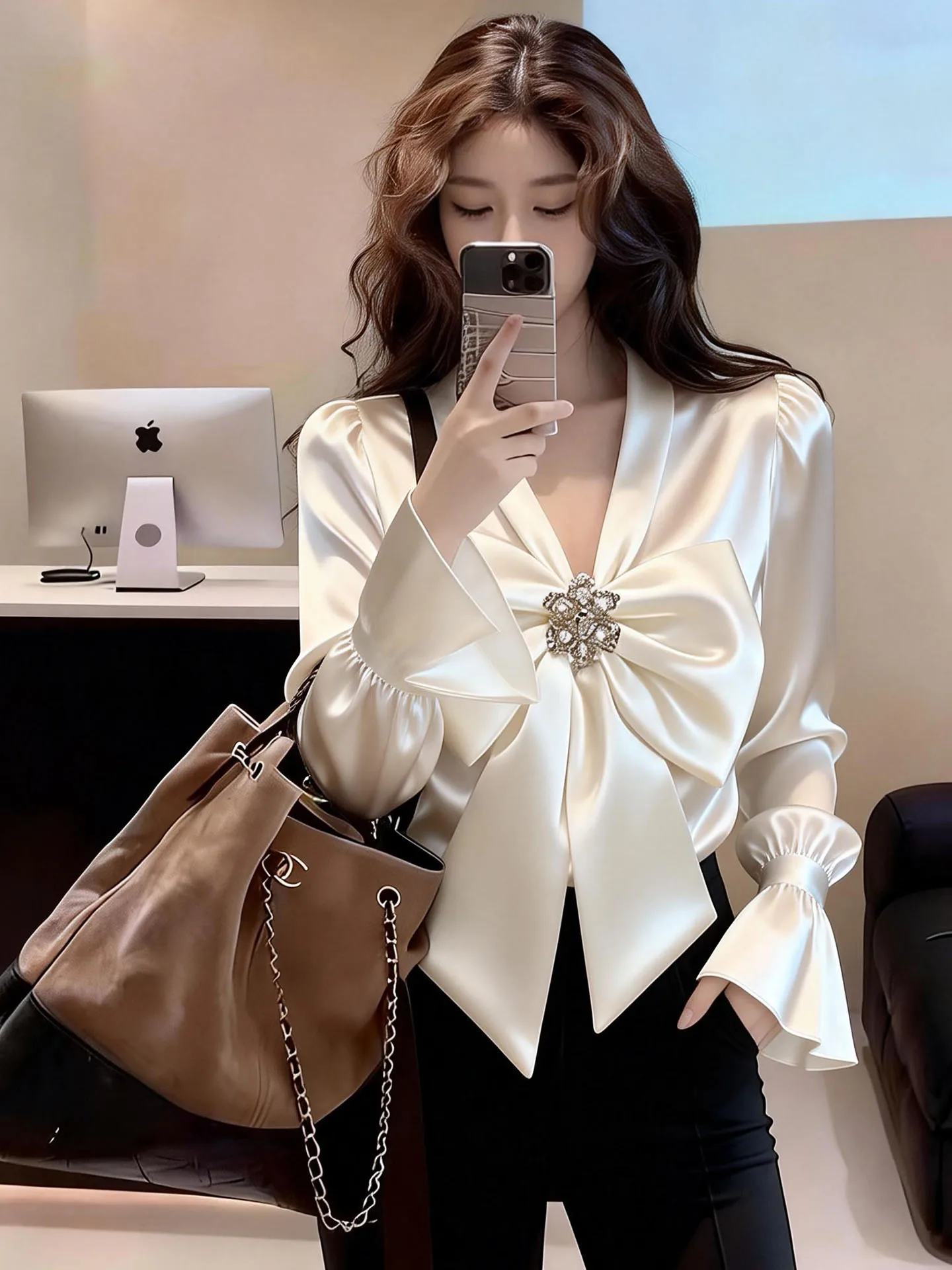 

Ele White Bow Tie irt Women's Spring 2026 New Design Bubble Sve Top Faionable V-ne Long Sve Casual Wear