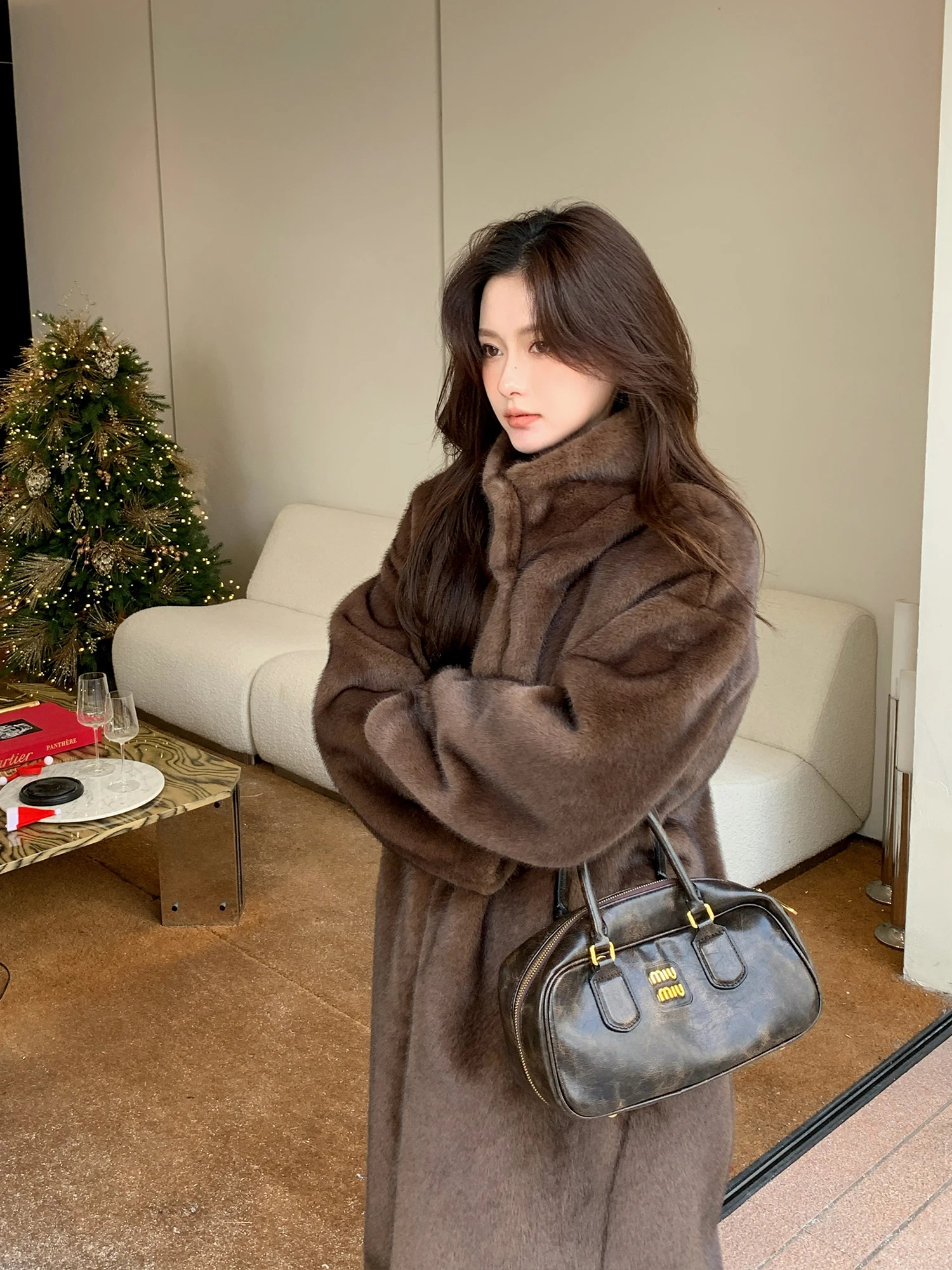 

Экологичная женская длинная куртка средней длины с воротником-стойкой из искусственного меха норки, осенне-зимняя новинка, свободный крой, в стиле Old Money