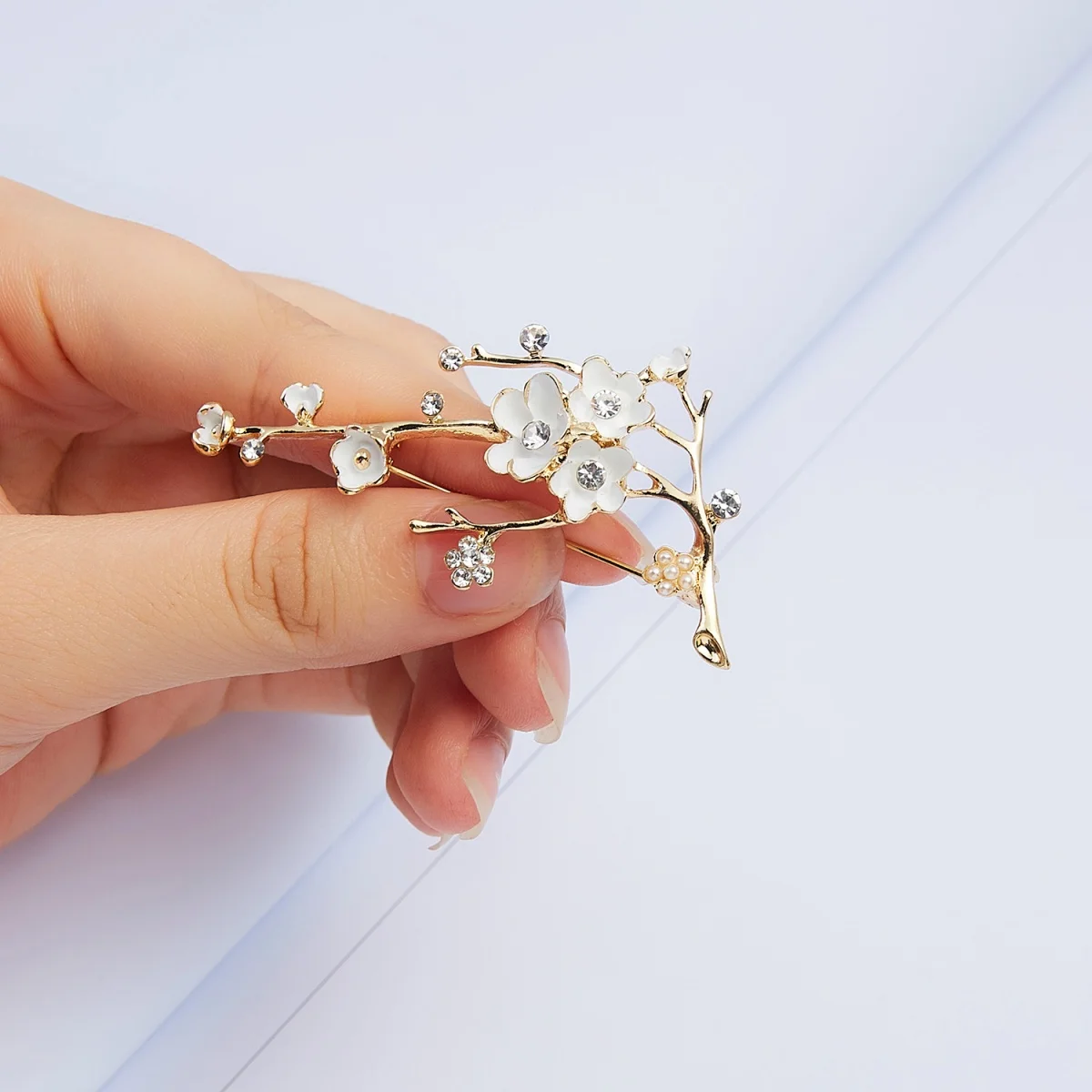 Bros Bunga Plum Enamel Putih Elegan untuk Wanita Pria Perhiasan Perjamuan Pin Gesper Cabang Bunga Persik Berlian Imitasi Antik