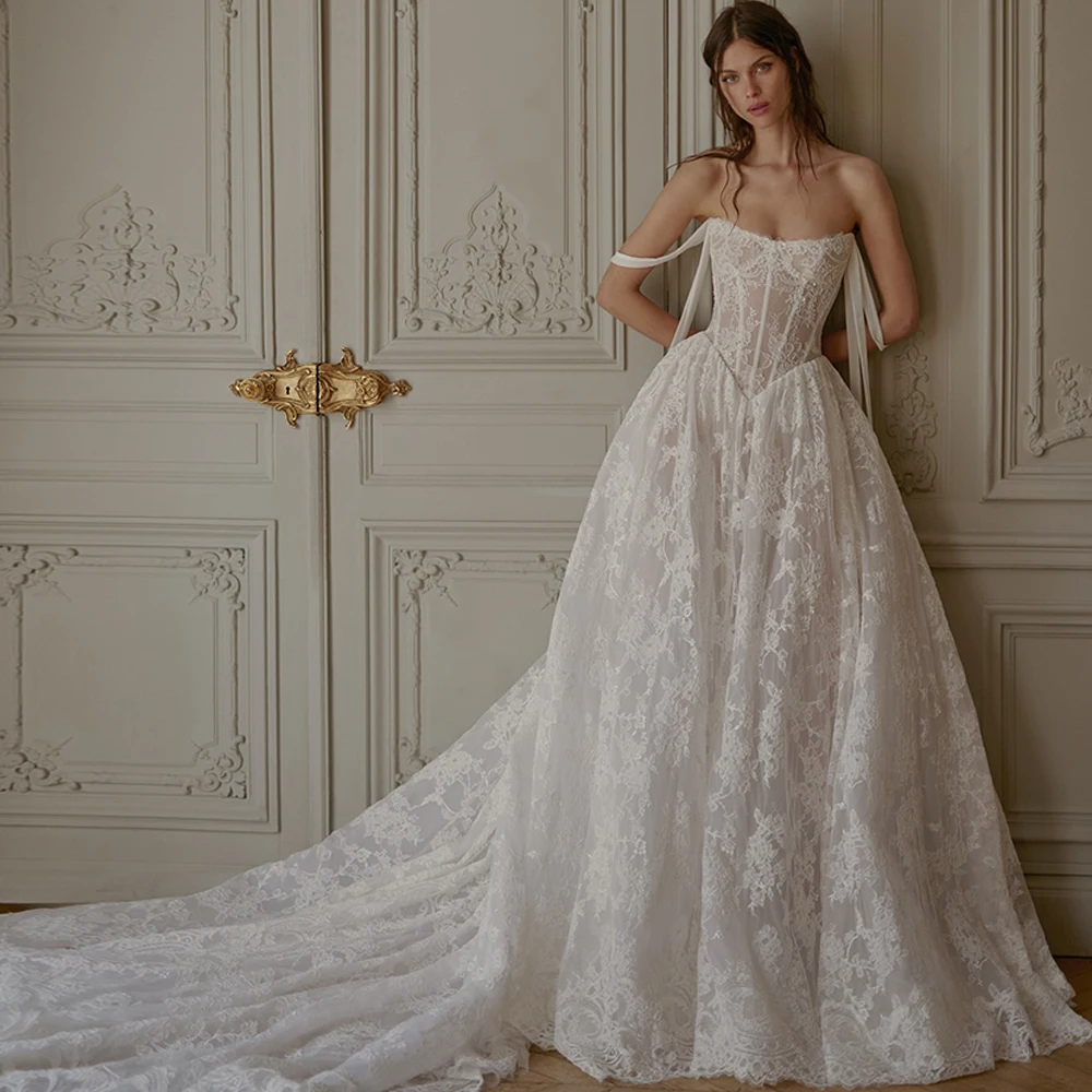 Luxuriöse, maßgeschneiderte Brautkleider aus Spitze, exquisites, trägerloses, schulterfreies Ballkleid mit Kapellenschleppe und Reißverschluss hinten