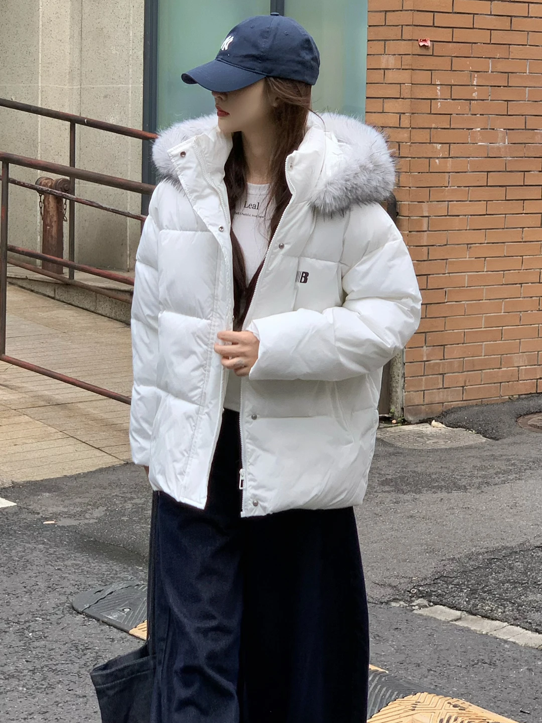 

Зимняя утепленная хлопковая куртка 2025 года: новая модель, женское повседневное короткое пальто с наполнителем из хлопка и большим меховым воротником