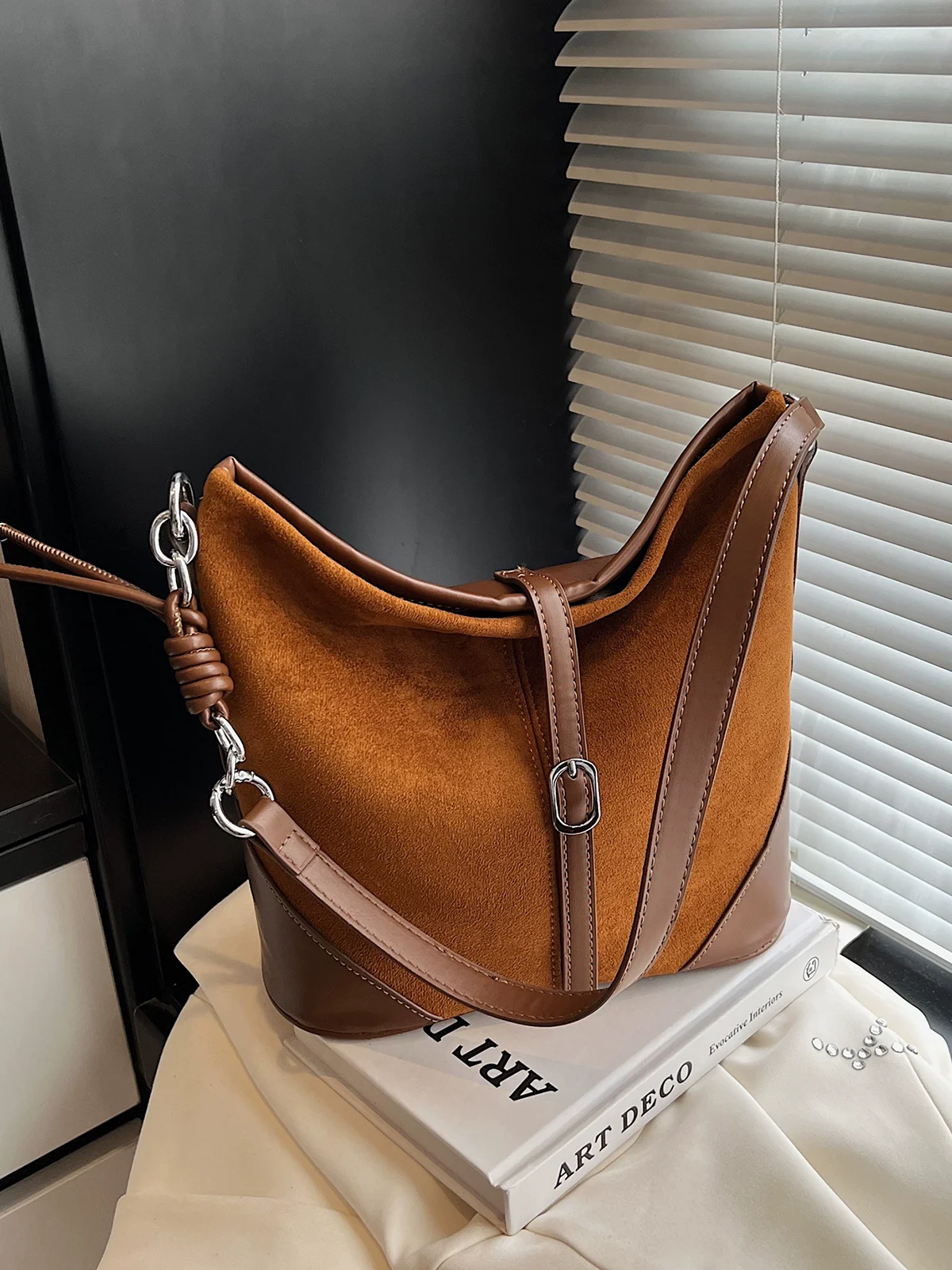 

Autumn and Winter Retro Bag for Women 2025 New Velvet Commuter Tote Versatile Shoulder Crossbody Bag Niche Suede Bucket Bag