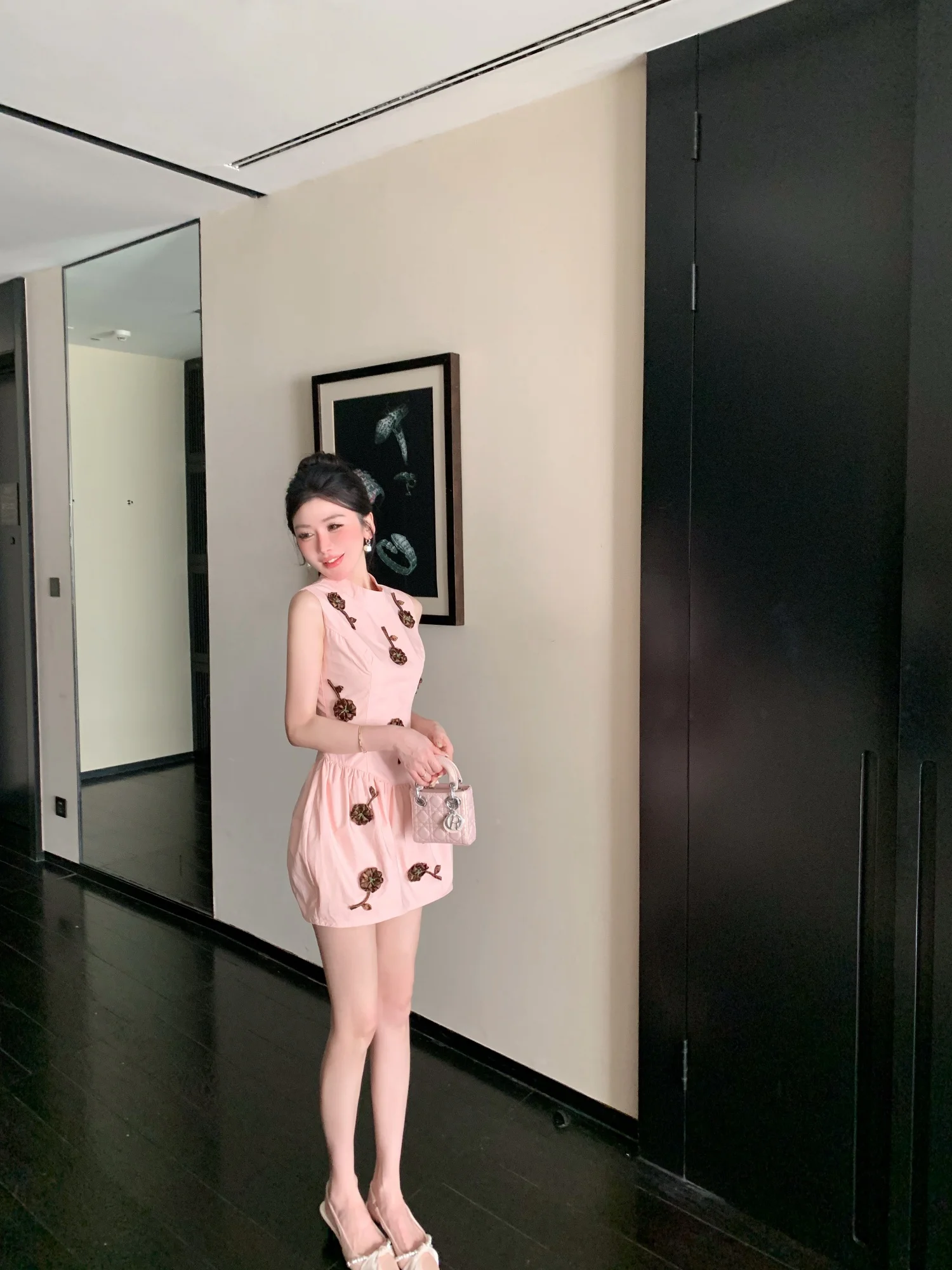 

Mao Ni Powdered Brown Letter Sweet Style Stand Collar 3D Rose Waist Cinched Fluffy Sleeveless Dress Women French Style Cotton...