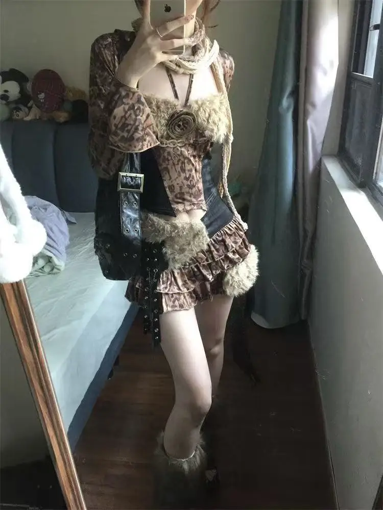 

Корейский стиль: комплект в стиле Millennium Spicy Girl с леопардовым принтом, юбка, жилет с длинными рукавами и плюшевыми вставками, юбка с низкой талией