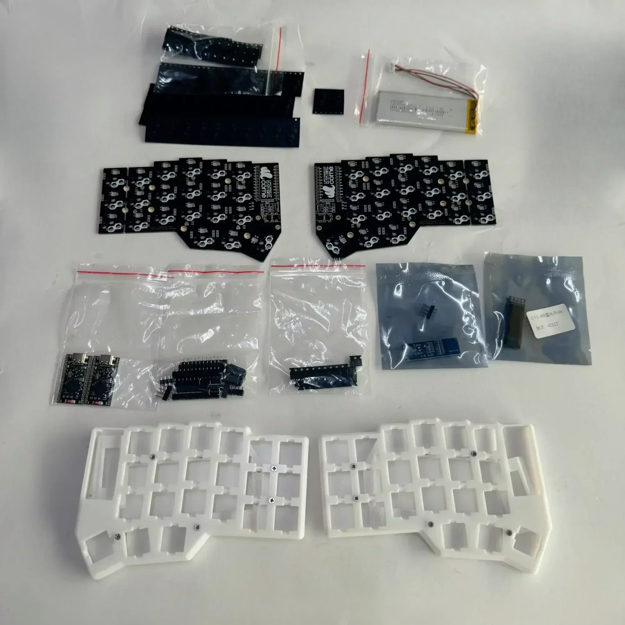 

CorneV3 Choc Низкопрофильная разделенная клавиатура Материал на заказ Bluetooth Беспроводная Github RGB Horn Разделенная механическая клавиатура Комплект геймера