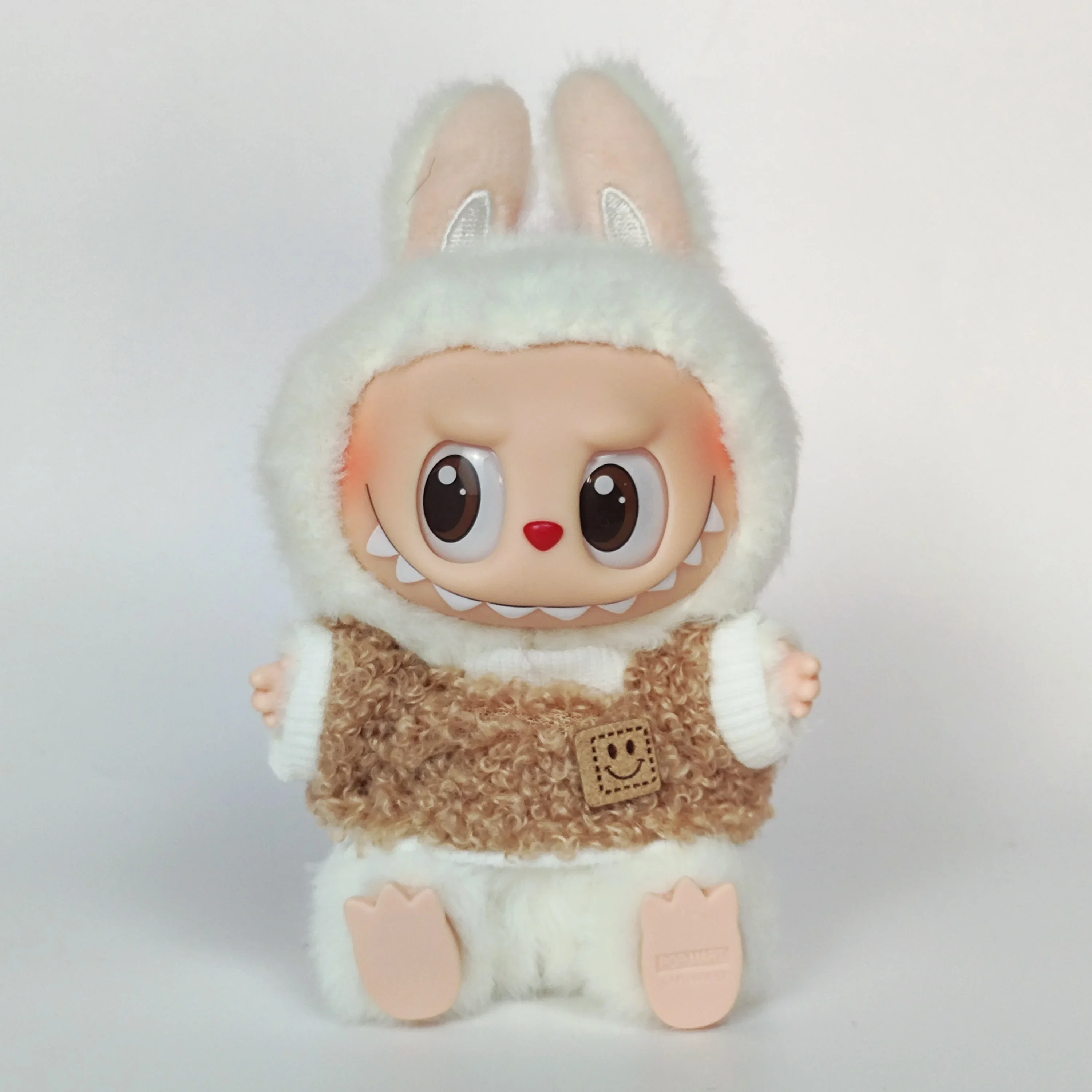 

Коллекция виниловых загадочных коробок Labubu 15–17 см — полный комплект плюшевой шапки и одежды с подвесным шармом