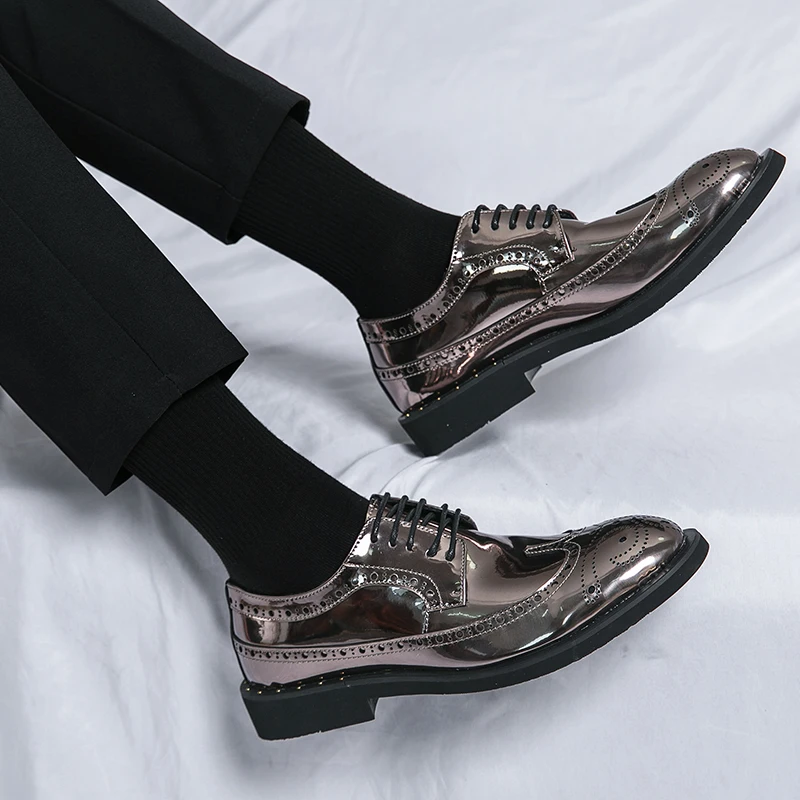 Chaussures de gentleman dorées brillantes pour hommes, chaussures d'affaires confortables, chaussures formelles pour hommes, brogue à la mode, haute qualité