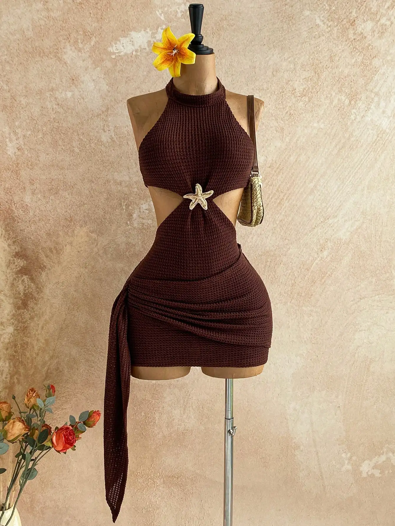 

Коричневое вязаное мини-платье с вырезом на талии и декором в виде морской звезды