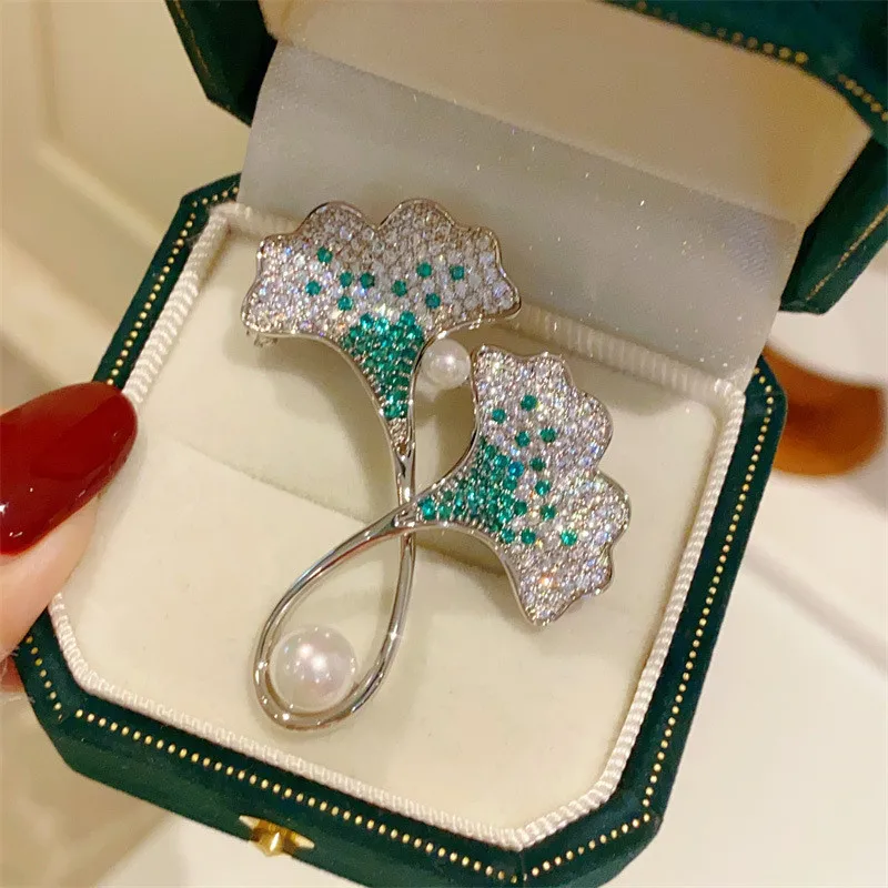 

CC Elegant Coat Pins Imitation Pearl Emerald Ginkgo Leaf Shape Sweater Pin Full of Zirconia Luxury Brooches Sparkly Jewelry B204