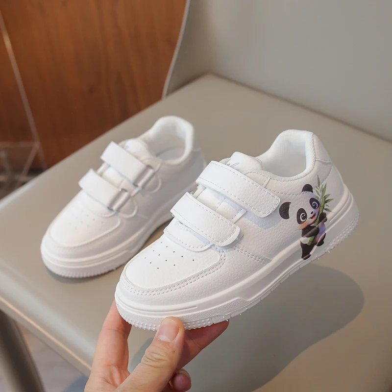 

Детские теннисные туфли с милой пандой, детская повседневная обувь с мягкой подошвой, модная новинка 2026, спортивная обувь для мальчиков и девочек с двойной липучкой