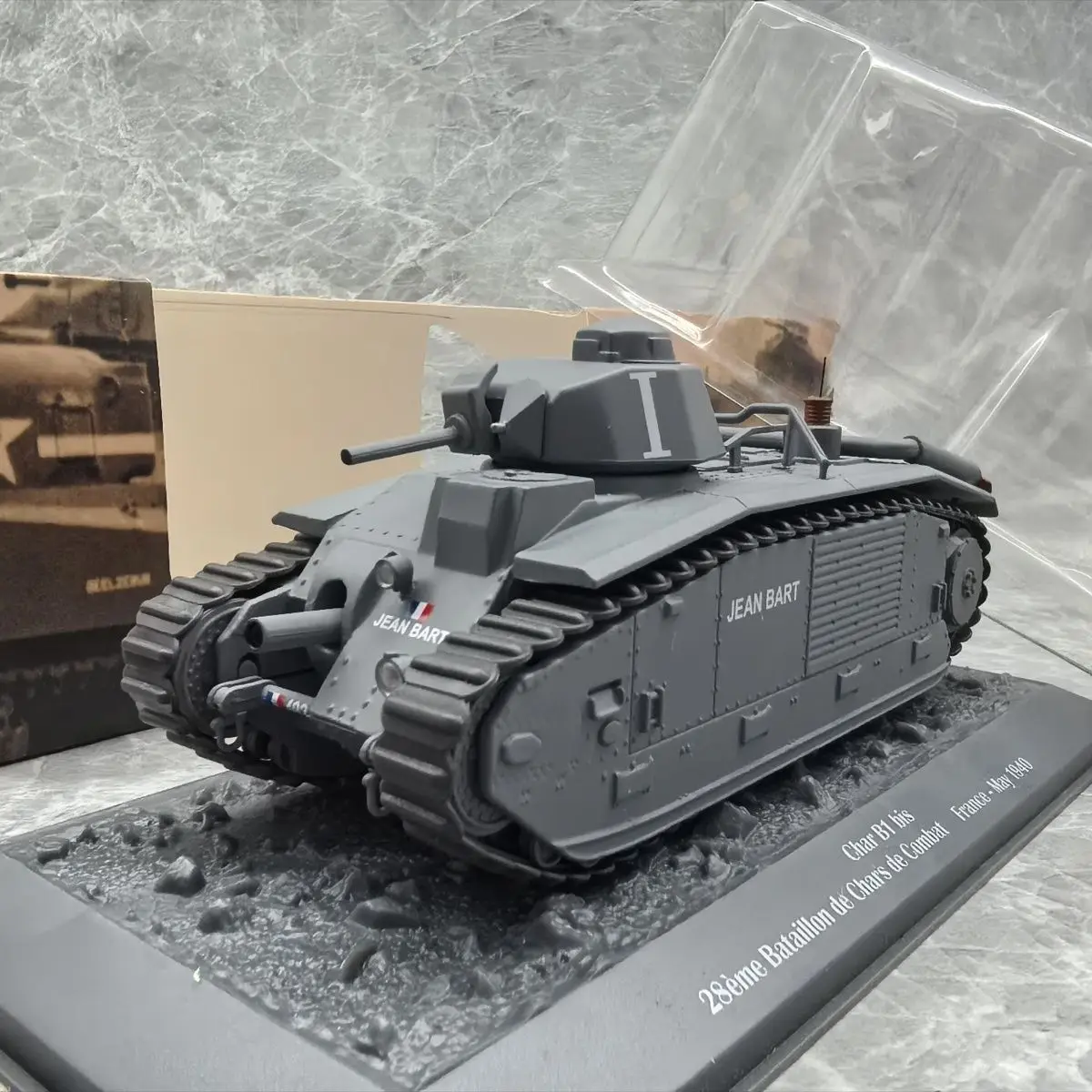 1/43 Char B1 bis 1940 WWII French Army heavy tank (alloy（main body）+plastic material) model ornament