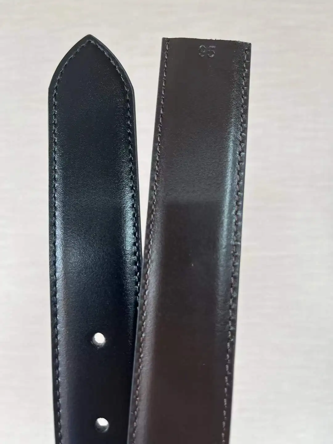 洗練された30cm幅のメンズレザーベルト、プレミアムステンレススチール製金具で時代を超越したエレガンスと強さを実現