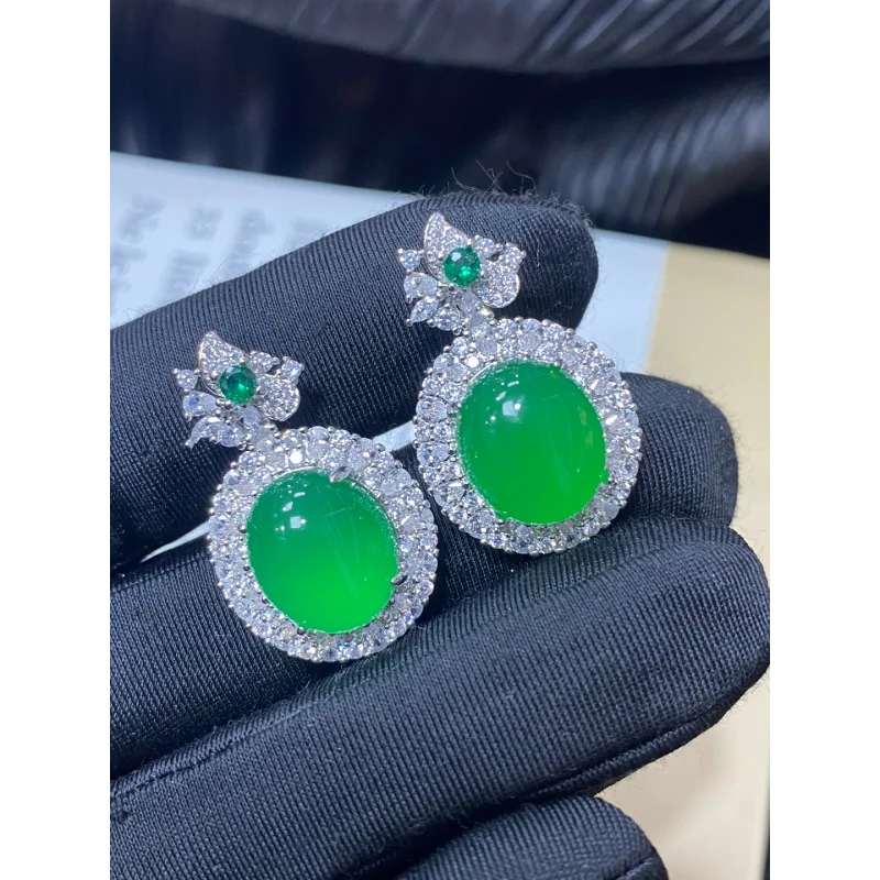 Emerald green chalcedony with agate inlay in a dove egg shape, jadeite color, translucent and moist, a light luxury gift