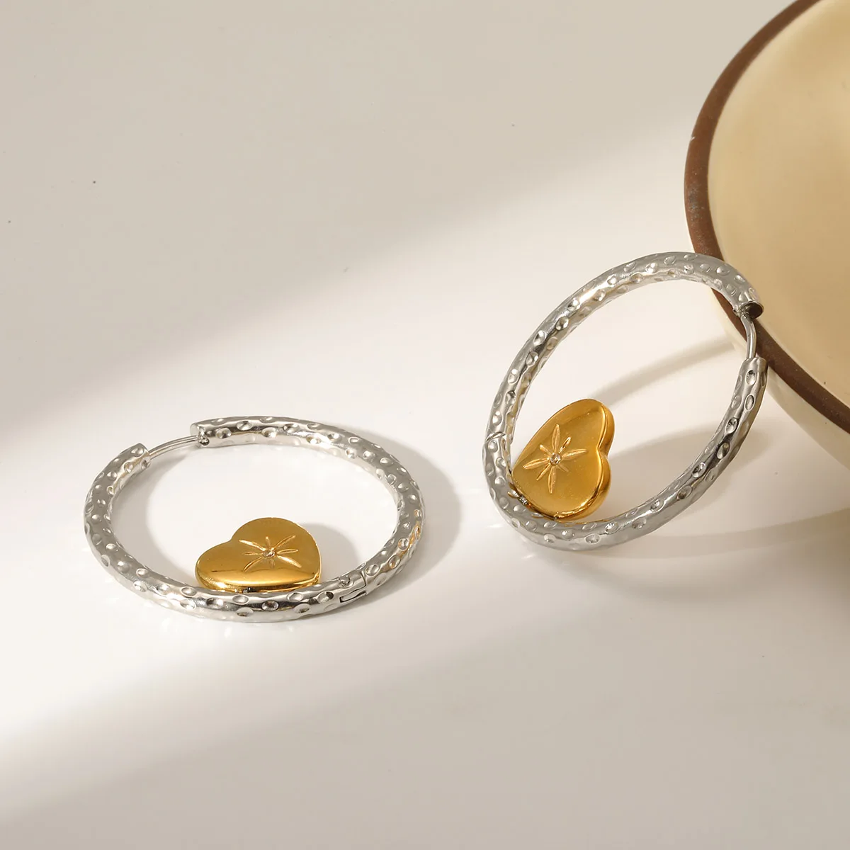 

Women's 18K Gold Plated Heart Hoop Earrings Two Tone Stainless Steel Earrings Fashion Jewelry for Wedding Engagement Party Gifts