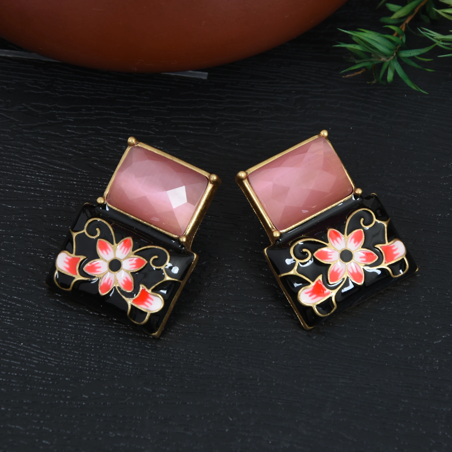 

French Vintage niche Peach pink Cat's Eye Vintage light luxury fashion enamel camellia earrings